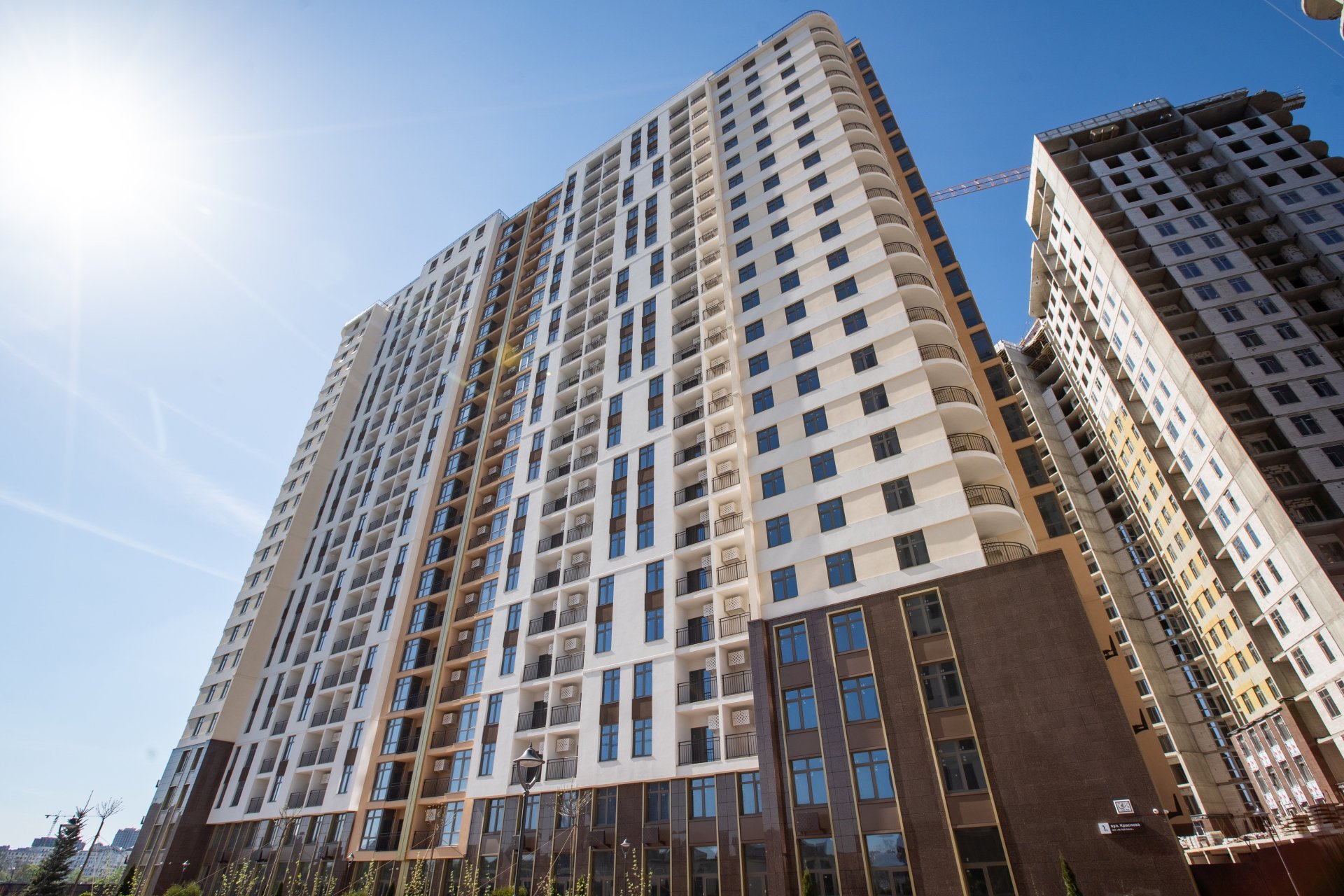 Бетіндегі мең жыныстық қатынас Қызметші кездейсоқ қонақпен жыныстық қатынасқа түседі